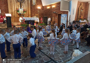 dzieci tańczą w kościele